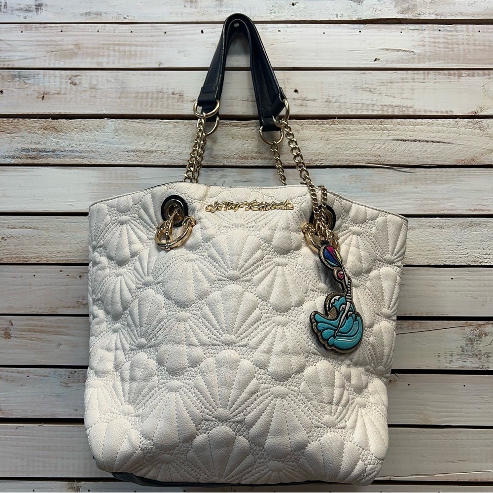 Betsey Johnson Shell Quilted White Tote Bag Charm Coastal Mermaidcore - Picture 3 of 15